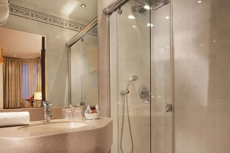 Cecilia Arc De Triomphe Hotel Paris